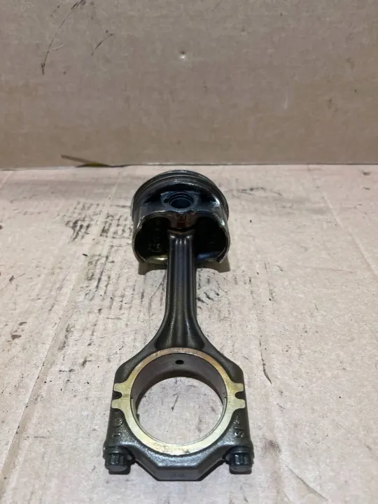 Pistón de motor usado OEM AWJ1398 para Volkswagen Golf VI image 2