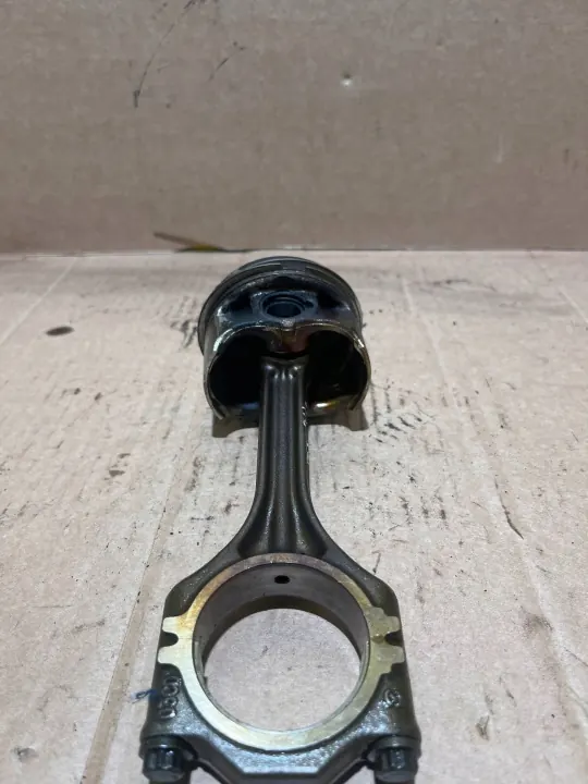 Pistón de motor usado OEM AWJ1398 para Volkswagen Golf VI image 3