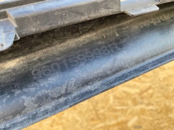 Framstötspoiler Renault Megane III Lift 960159998R image 6