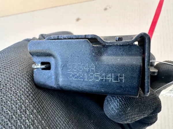 Volvo XC90 motorkapslot links sensor OEM 32219544 image 3