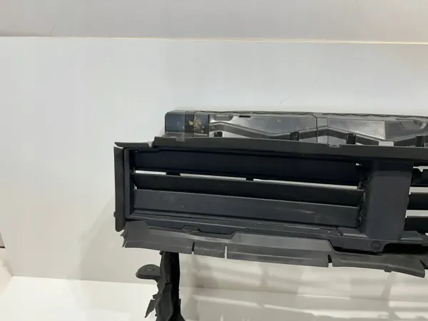 BMW X1 U11 Persianas de ar OEM 5A1130618 - Usado image 3