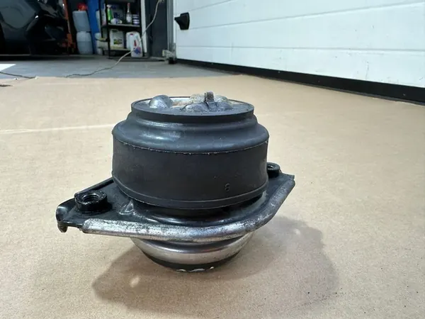 Soporte de motor derecho Mercedes ML W164 6.3 AMG OM156 image 6