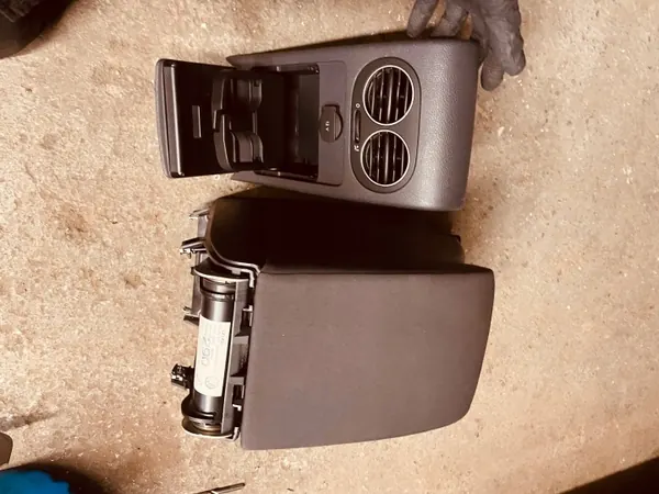 Reposabrazos VW Golf V Plus OEM 5M0864207C - Usado image 2