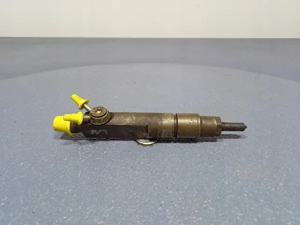 Iniettore AUDI A6 C4 2.5TDI 046130201F image 4