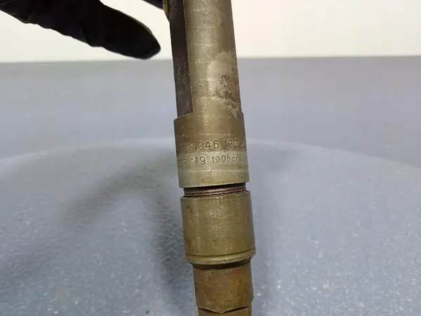 Iniettore AUDI A6 C4 2.5TDI 046130201F image 5