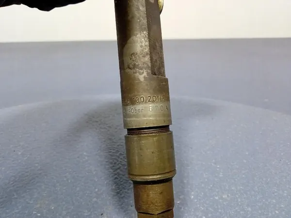 Iniettore AUDI A6 C4 2.5TDI 046130201F image 6