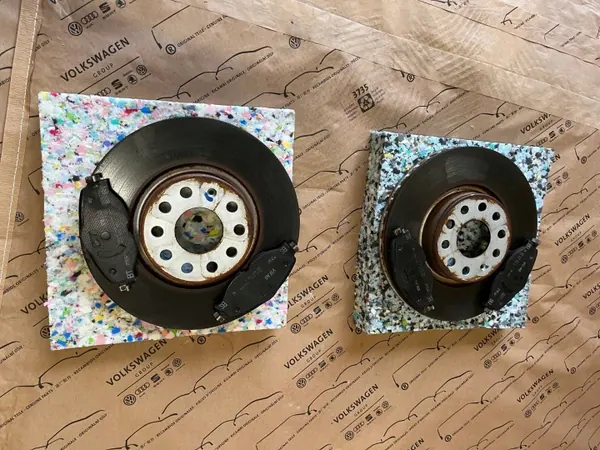 Audi Q3 2.0 TDI Etujarrut Levyt & Palat OEM 5Q0615301F image 2