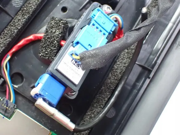 OEM 1516258-00-E Ovenpilarisuojus Tesla Model Y image 5