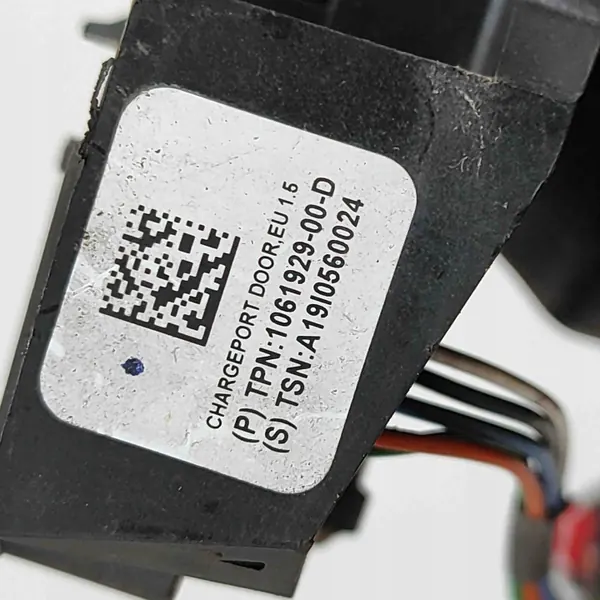 Tesla Model X Bränsletankslucka OEM 106192700A image 6