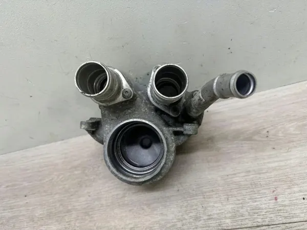 Termostaatin kotelo OEM 94610608031 Porsche Macanille image 2