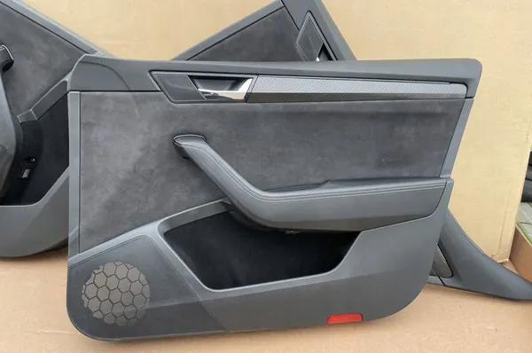 Skoda Superb III Sedan Alcantara Deurpaneel OEM image 10