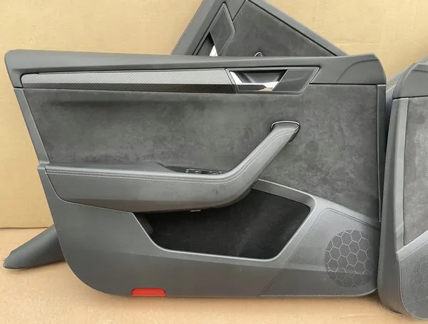 Skoda Superb III Sedan Alcantara Deurpaneel OEM image 5