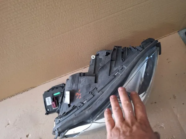 LINKER BI-XENON KOPLAMP MERCEDES W204 LIFT image 3