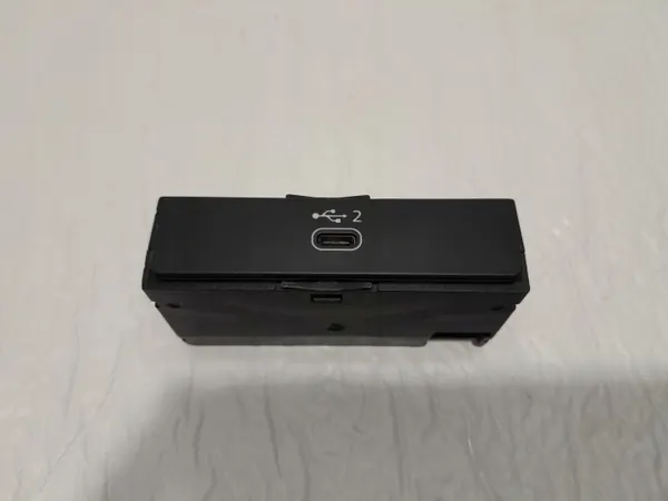 Audi A4 B9 USB-Anschluss OEM 8W0035708A image 2