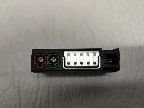Audi A4 B9 USB-Anschluss OEM 8W0035708A image 3