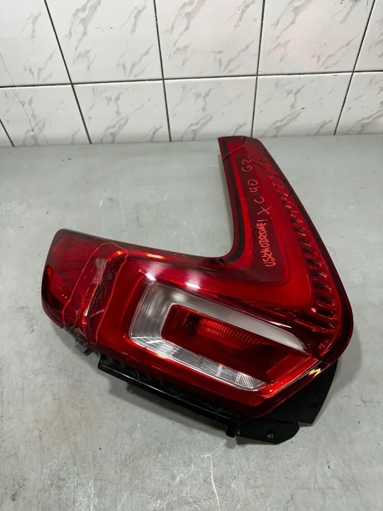 Volvo XC40 Farol traseiro esquerdo OEM 31446790 image 2
