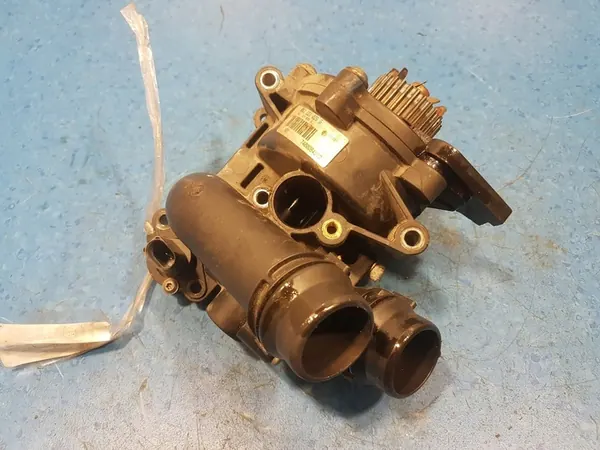AUDI A5 8T 2.0 TFSI Vattenpump 06J121026G image 8