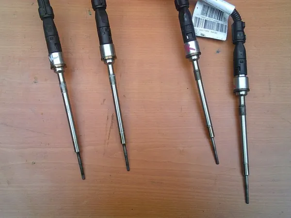 Hehkutulppa anturilla OEM 55579436 Opelille image 2