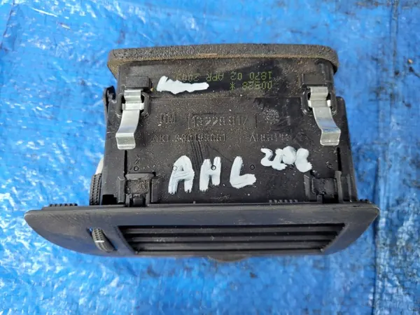 Grelha ventilação esquerda consola Opel Astra H OEM 13228917 image 3