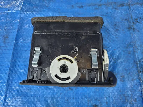 Grelha ventilação esquerda consola Opel Astra H OEM 13228917 image 5