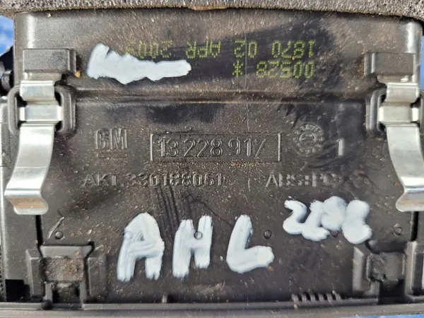 Grelha ventilação esquerda consola Opel Astra H OEM 13228917 image 7