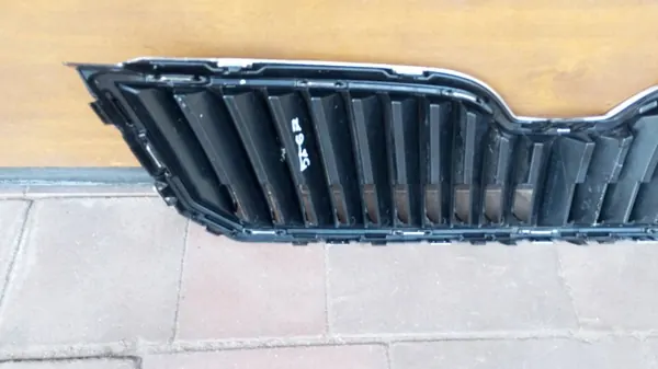 Skoda Superb II bumperrooster OEM 3T0 853 668 B image 6