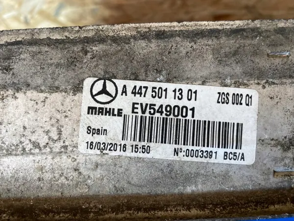 Refrigerador de aire Mercedes-Benz OE A4475011301 Usado image 3