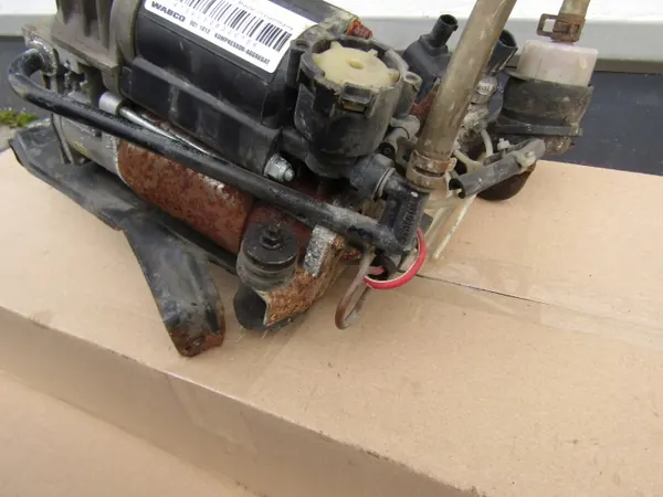 Mercedes W211 Airmatic Kompressor OEM WABCO - Begagnad image 3