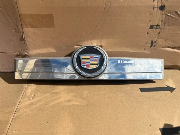 OEM 15915685 Moldura Cromada Portón Cadillac Escalade image 2