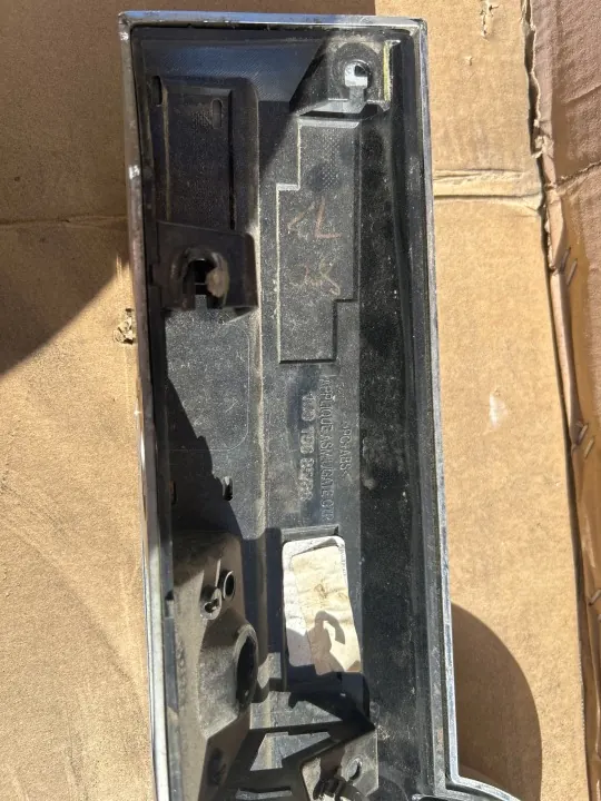 OEM 15915685 Moldura Cromada Portón Cadillac Escalade image 4