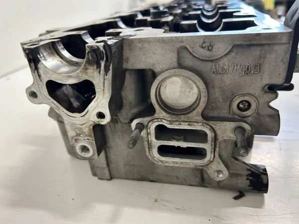 Cabeça de cilindro usada OEM 22111-2A200 para Hyundai/Kia 1.6 CRDI image 4