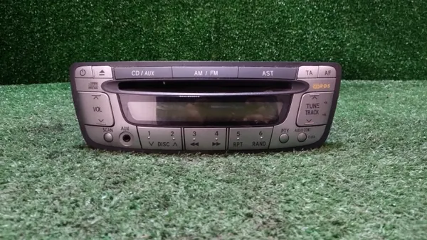 Radio de fábrica Toyota Aygo OEM CQMS0570LC image 2