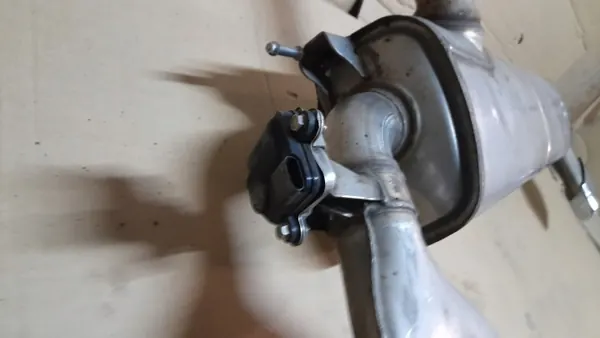 BMW 5 G30 G31 Pakopää Vaimenninpää OEM 8637728 image 4