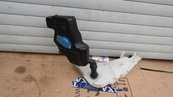 Réservoir de lave-glace AUDI A6 C7 image 1