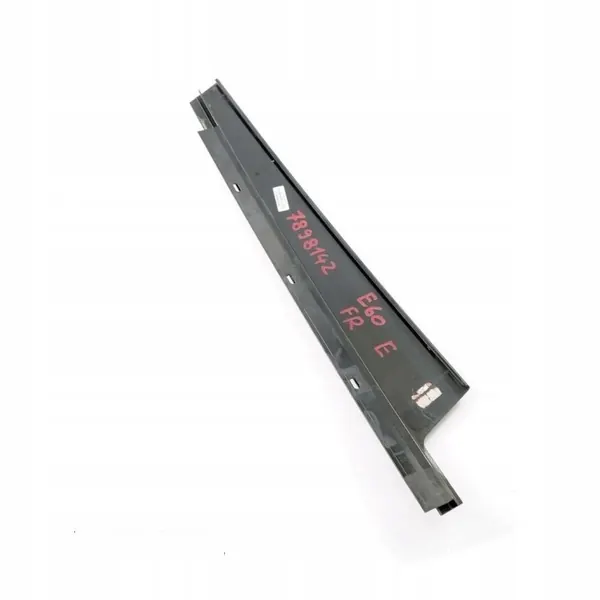 BMW E60 Dörrpelaröverdrag OEM 7898142 Höger Fram image 10