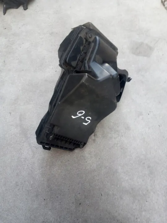 Audi A4 B8 Luchtfilterhuis OEM 8R0133835F image 4