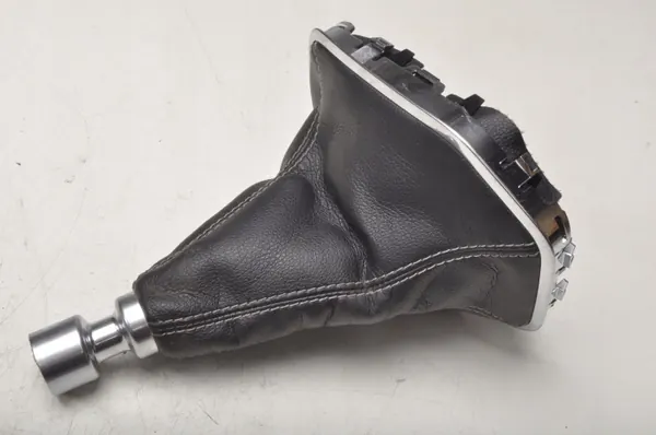 Pomo de cambio Ford Fiesta MK8 OEM 298657 - Usado image 3