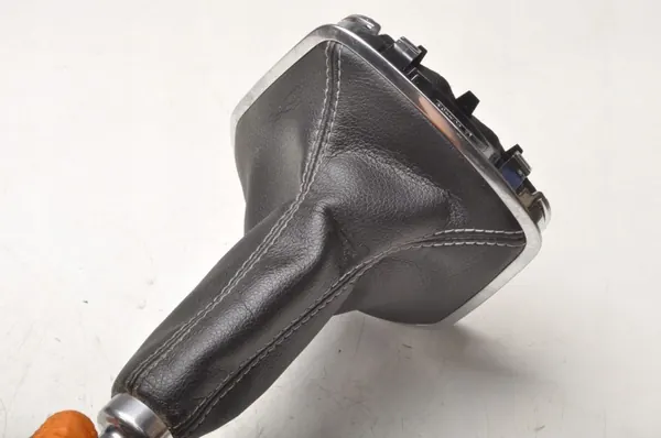 Pomo de cambio Ford Fiesta MK8 OEM 298657 - Usado image 4