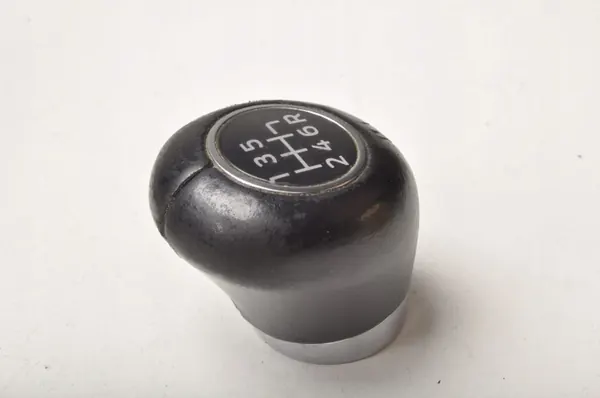 Pomo de cambio Ford Fiesta MK8 OEM 298657 - Usado image 5