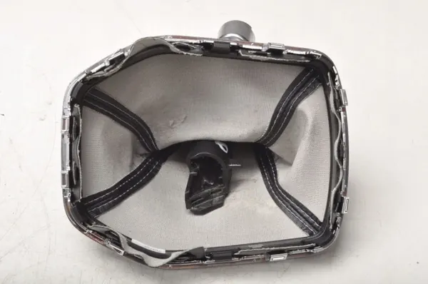Pomo de cambio Ford Fiesta MK8 OEM 298657 - Usado image 9