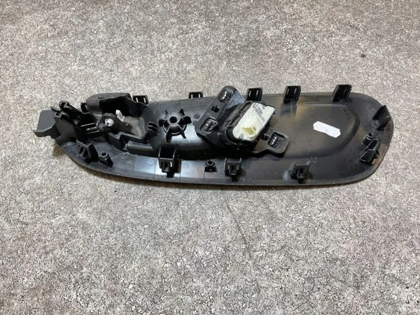 Manilla interior derecha trasera Mercedes-Benz OEM A9077601800 image 4