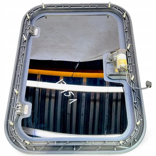 Trappe de toit Iveco OEM 504026263 - État utilisé image 3