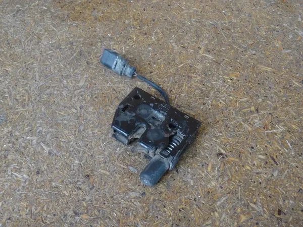 AUDI Q3 8U 11-18 Motorhuv Lock Mikrobrytare 8U0823509A image 2