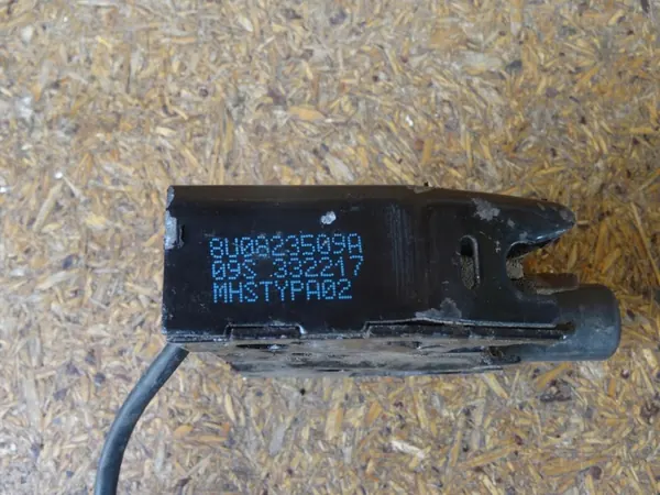 AUDI Q3 8U 11-18 Motorhuv Lock Mikrobrytare 8U0823509A image 3