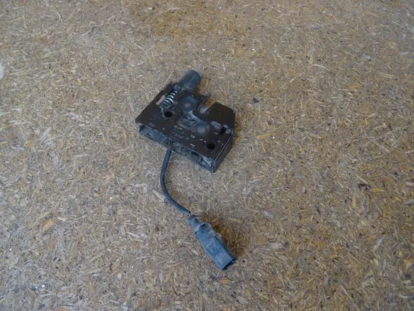 AUDI Q3 8U 11-18 Motorhuv Lock Mikrobrytare 8U0823509A image 4