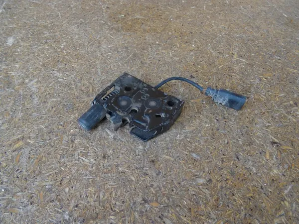 AUDI Q3 8U 11-18 Motorhuv Lock Mikrobrytare 8U0823509A image 5