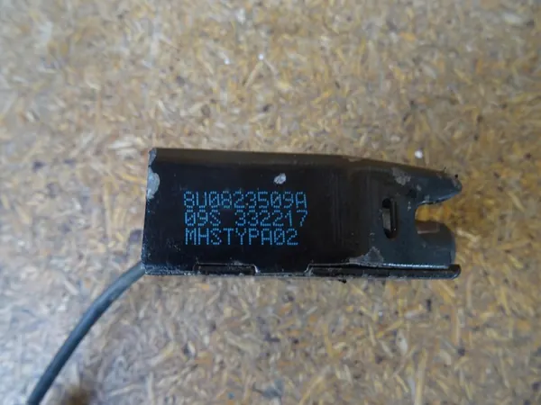 AUDI Q3 8U 11-18 Motorhuv Lock Mikrobrytare 8U0823509A image 6