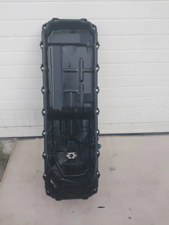 Volvo FH4 Oliepan OEM 23702252 / 23658627 Gebruikt image 3