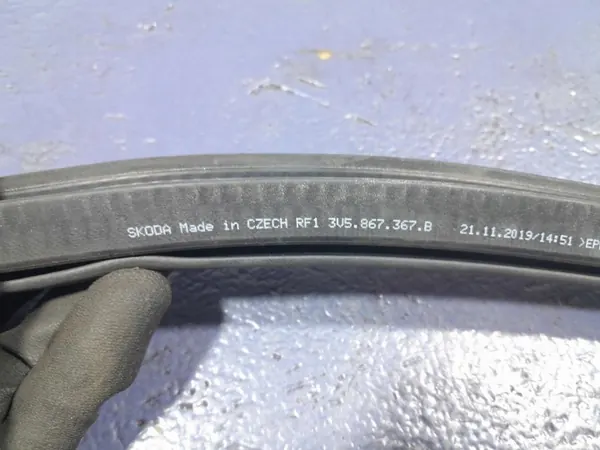 Skoda Superb III Lift HB dörrtätning OEM 3V5867367B image 7