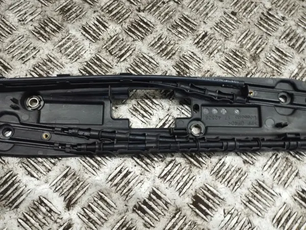 Mercedes-Benz Gurtabdeckung vorne OEM 1742508 image 8